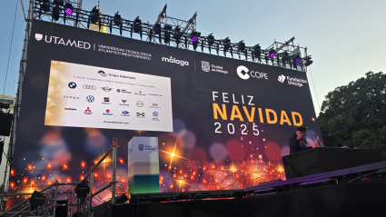 Carlos Moreno, El Pulpo, de COPE, amenizó como cada año el alumbrado.