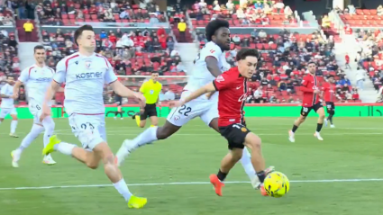 Boyomo intenta obstaculizar a Virgili cuando se dispone a encarar a Sergio Herrera.