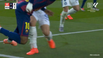 Posible penalti a Lamine Yamal, en el Barcelona - Alavés