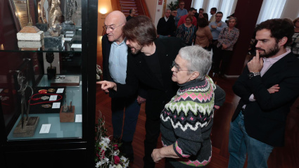 El alcalde de Valladolid, Jesús Julio Carnero, y el hijo de Concha Velasco en la exposición