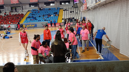 Chicas y chicos del proyecto Voleibol inclusivo