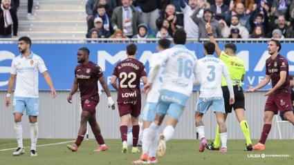 El árbitro del Zaragoza-Leganés muestra la tarjeta roja a Duk, segunda del día para los madrileños.