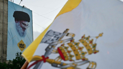 Los libaneses hondean las banderas del Vaticano con un cartel con la imagen de Nasrallah, el líder de Hezbolá asesinado por Israel.
