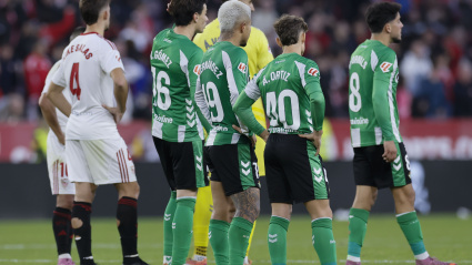 Los jugadores del Sevilla-Betis, detenidos durante el derbi