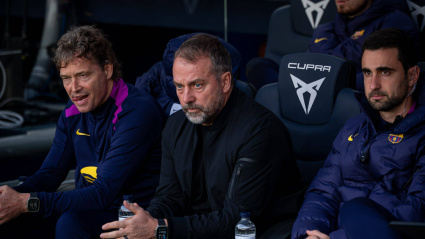 Hansi Flick, sentado en el banquillo del Camp Nou