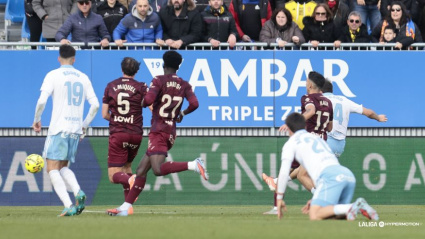 Francho Serrano, en el momento de marcar el tercer gol del conjunto aragonés