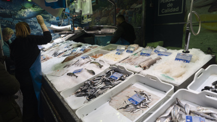 Pescados expuestos en una pescadería de un mercado