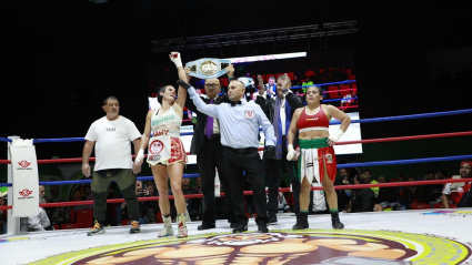 Momento en el que el árbitro levanta la mano de Mari Carmen Romero como campeona del combate en Almería