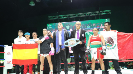 Maria del Carmen Romero y su rival, antes del combate