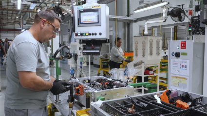 Un trabajador trabaja en la factoría de Carrocerías de Renault en Valladolid