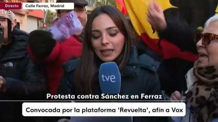 Momento en el que la reportera trata de realizar su trabajo en Ferraz