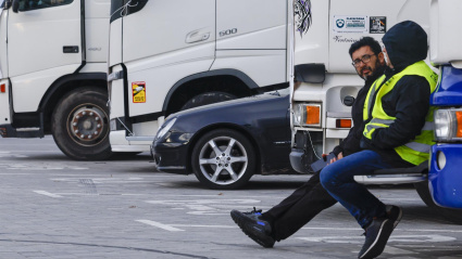 Varios camioneros descansan en una vía de servicio