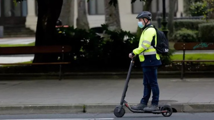 Es importante ir protegido con casco y chaleco reflectante