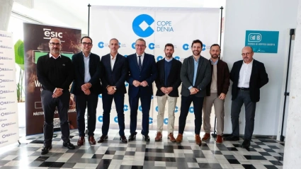 El presidente de la Diputación  junto a los patrocinadores: HLA San Carlos, Cidoncha, Visauto y ESIC