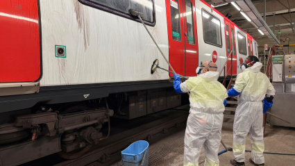 TMB ha gastado cerca de 6 millones de euros desde 2020 para limpiar las pintadas en los trenes