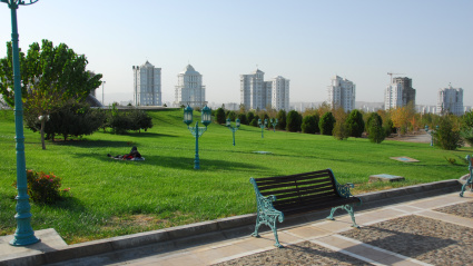 La capital, Asgabat, ostenta un Récord Guinness por ser la ciudad con mayor densidad de edificios de mármol del mundo.