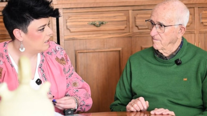 Imagen de la grabación del podcast "A la sombra del cáñamo", de Laura Higueras