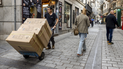Repartidor en una calle de Toledo