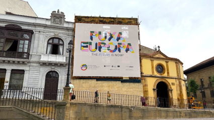 El lema de Oviedo para la capitalidad cultural, en un edificio de la ciudad
