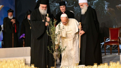 El Papa plantando el olivo junto a un líder ortodoxo y uno musulmán