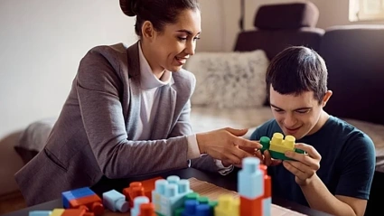 Persona que padece Autismo jugando