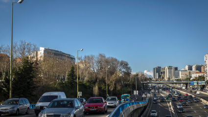 Tráfico en una autopista de la ciudad de Madrid, España