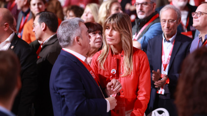 La esposa del presidente del gobierno, Begoña Gómez, junto al exsecretario de Organización del PSOE, Santos Cerdán