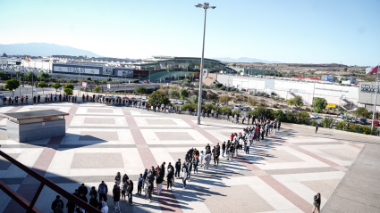Largas colas en el entorno de NC para lograr una entrada del derbi