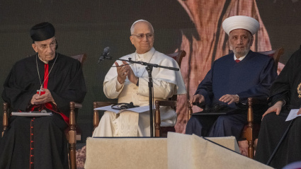 El papa León XIV mantiene un encuentro intereligoso con representantes de distintas religiones del país en la Plaza de los Mártires en Beirut
