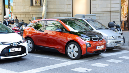 El coche eléctrico BMW i3 está en las calles de la ciudad de Barcelona,