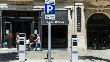 Señal que indica una estación de carga eléctrica para motos y coches eléctricos con aparcamiento de dos horas en Barcelona