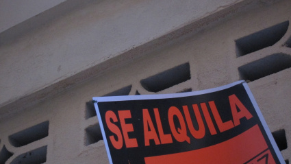 Cartel de un piso en alquiler en Madrid