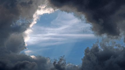 Agujero dramático en las nubes en un cielo tormentoso