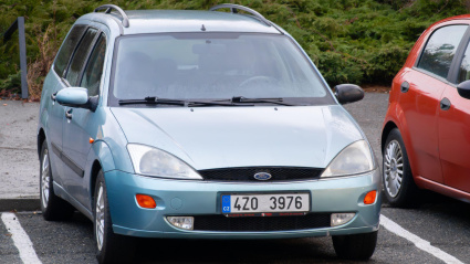 Ford Focus Turnier Mk1 C170 familiar azul aparcado en la calle