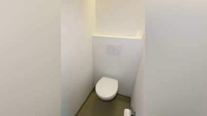 El baño de la habitación de hotel en la que se quedó Almudena