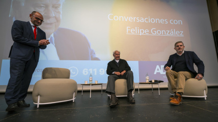 TERUEL, 01/12/2025.- El expresidente del Gobierno, Felipe González, acompañado por el presdiente de ADEA, Fernando Rodrigo (i), y el sociólogo Ignacio Urquizu (d), participa en el foro de la Asociación de Directivos y Empresarios de Aragón (ADEA), este lunes, en el Centro Cultural San Julián de Teruel. EFE/ Antonio García