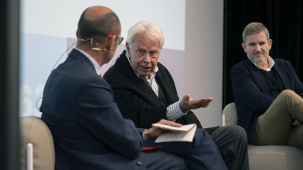 TERUEL, 01/12/2025.- El expresidente del Gobierno, Felipe González, participa en el foro de la Asociación de Directivos y Empresarios de Aragón (ADEA), este lunes, en el . Centro Cultural San Julián de Teruel. EFE/ Antonio García