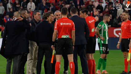 Momento en el que Munuera Montero habla con los protagonistas del derbi sevillano en el momento de su suspensión