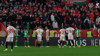 Munuera Montero habla con Azpilicueta de la expulsión de Isaac Romero