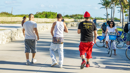 Imagen de recurso de un grupo de jóvenes con los pantalones caídos