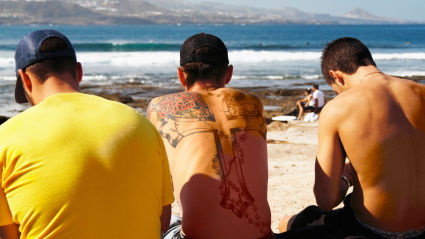 Un grupo de jóvenes en la playa