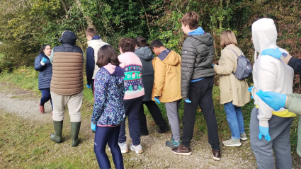 Alumnos del Colegio de Educación Especial de Castiello, en Gijón, en una excursión al entorno del río Peñafrancia