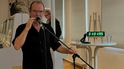 Quim Roca celebra su logro del acorde más largo con una armónica