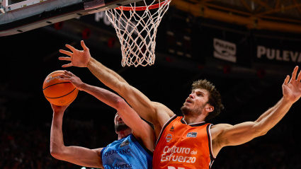 October 20, 2024, Valencia, Spain: Nikos Chougkaz of Morabanc Andorra and Ethan Happ of Valencia basket in action during the Liga Endesa Regular Season Round 4 at Pabellon Furente San Luis. Final score; Valencia Basket 89:88 Morabanc Andorra (Credit Image: © German Vidal Ponce/SOPA Images via ZUMA Press Wire)