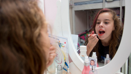 Niña de 10 años maquillándose