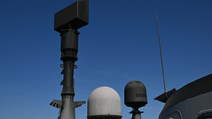 Cañones y sistemas antidrones en la cubierta de la Fragata Reina Sofía
