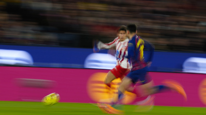 Giuliano Simeone momentos previos a la falta de Gerard Martin en el Barcelona - Atlético