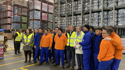 Foto de familia de participantes en Retorna Cualifica Emprego con el presidente de la Xunta, Alfonso Rueda