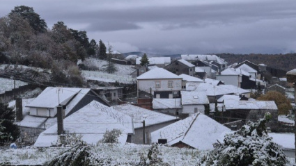 Estampa típicamente invernal en San Xoán de Río tras nevar toda la tarde de ayer