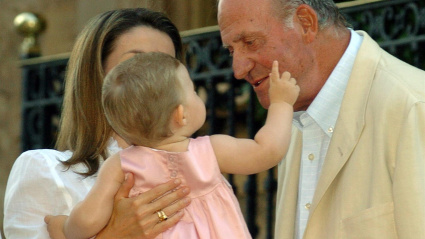 El Rey Juan Carlos I, junto a la princesa Letizia y su nieta, la Infanta Leonor, en 2006